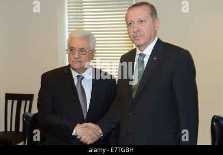 New York, USA. 23. Sep, 2014. Palästinensische Präsident Mahmoud Abbas (L) trifft sich mit Präsident der Türkei Tayyip Erdogan in New York am 23. September 2014. Bildnachweis: Pool/Xinhua/Alamy Live-Nachrichten Stockfoto