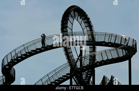 Die begehbare Skulptur "Tiger und Turtle - Magic Mountain" von Heike Mutter und Ulrich Genth erinnert an eine Achterbahn und befindet sich in der Angerpark in Duisburg-Angerhausen, North Rhine-Westphalia. (Foto vom 28. August 2014). Stockfoto