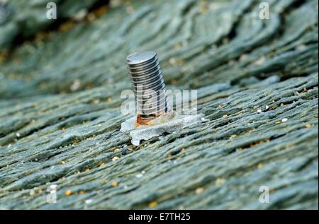 Eine Schraube in den Fels zementiert Gesicht England uk Stockfoto