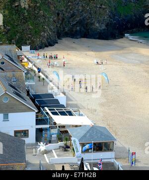 Aktivitäten am Strand auf Tolcarne Strand Newquay Cornwall England uk Stockfoto