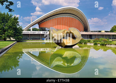 Deutschland, Berlin: Haus der Kulturen der Welt mit Henry Moore Skulpturen vor Stockfoto