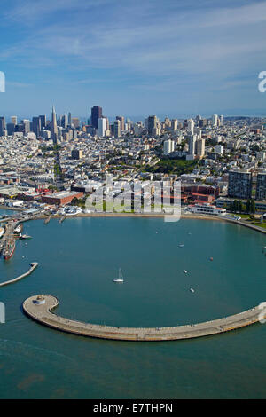 Municipal Pier und San Francisco Maritime National Historical Park, San Francisco, Kalifornien, USA - Antenne Stockfoto