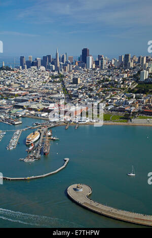 Municipal Pier und San Francisco Maritime National Historical Park, San Francisco, Kalifornien, USA - Antenne Stockfoto