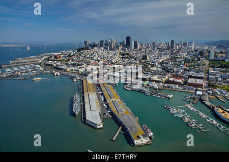 Pier 45, Fishermans Wharf und Innenstadt von San Francisco, Kalifornien, USA - Antenne Stockfoto