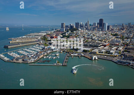 Fähre, Fährhafen von Pier 41, Pier 39 und Marinas und Innenstadt von San Francisco, Kalifornien, USA - Antenne Stockfoto