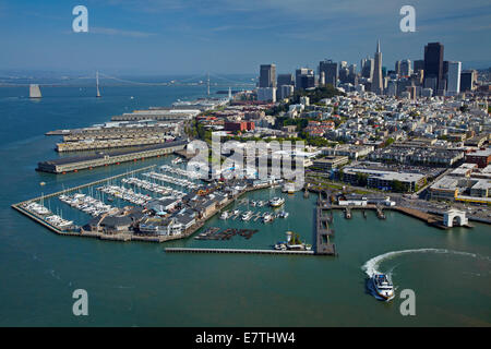 Fähre, Fährhafen von Pier 41, Pier 39 und Marinas und Innenstadt von San Francisco, Kalifornien, USA - Antenne Stockfoto