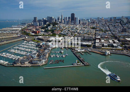 Fähre, Fährhafen von Pier 41, Pier 39 und Marinas und Innenstadt von San Francisco, Kalifornien, USA - Antenne Stockfoto