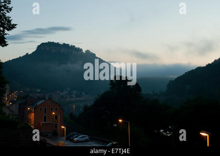 Burg Königstein in Sachsen in der Abenddämmerung Stockfoto