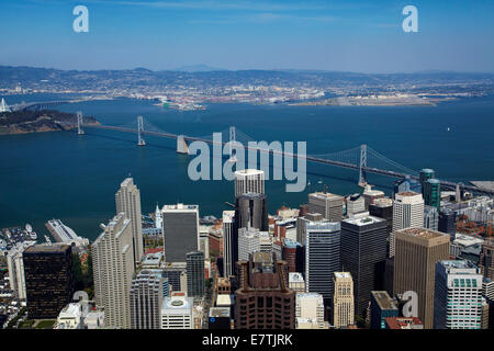 Die Innenstadt von San Francisco und San Francisco-Oakland Bay Bridge, über Bucht von San Francisco nach Oakland, Kalifornien, USA - Antenne Stockfoto