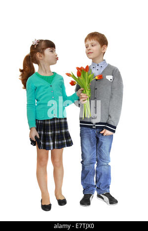 Mädchen und jungen zusammenstehen und Blumenstrauß in Händen halten. Mädchen wird zu küssen. Isoliert auf weißem Hintergrund Stockfoto