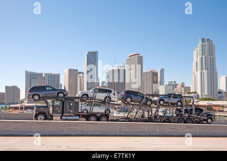 LKW auf der Brücke und Miami downtown. Florida, USA Stockfoto
