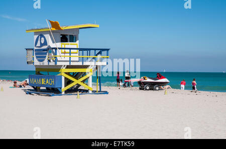 Miami Beach aus Holz Rettungsschwimmer-Turm im Art Deco Stil, Florida, USA Stockfoto