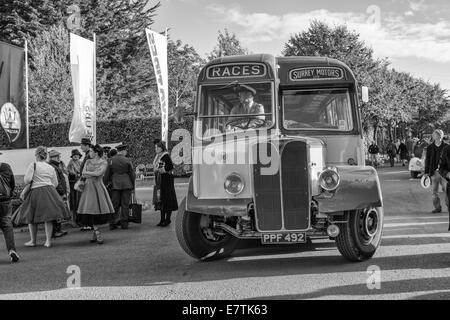 Alten Bus mit Damen zu den Rennen Stockfoto