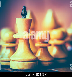 Leader führte König seine Armee weiße Holzfiguren. Konzept-Spiel. Schließen Sie sich konzentrieren. Getönten Sofortbild Stockfoto