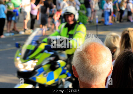 Zurück von ein gesunder aussehender älterer Mann mit schütterem Haar und Haarausfall Sonne weiß gegerbt Kopf. Auch ein Polizist auf dem Motorrad zu befreien Stockfoto