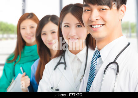 Professionelle Arzt Team stehen im Büro Stockfoto