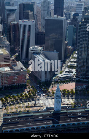 Uhrturm am historischen San Francisco Ferry Building und Wolkenkratzer, Innenstadt von San Francisco, Kalifornien, USA - Antenne Stockfoto