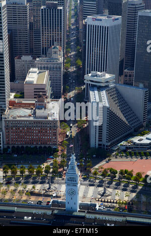 Uhrturm am historischen San Francisco Ferry Building und Market Street, Downtown San Francisco, Kalifornien, USA - Antenne Stockfoto