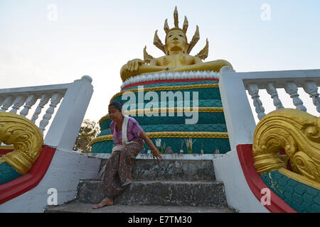 Muang Khong, Laos - 15. März 2014: Frau eine Darbringung an Wat Phuang Kaew in Muang Khong, Don Khong, Laos Stockfoto