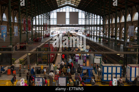 Blick auf die Gleise am Gare du Nord Bahnhof in Paris Stockfoto