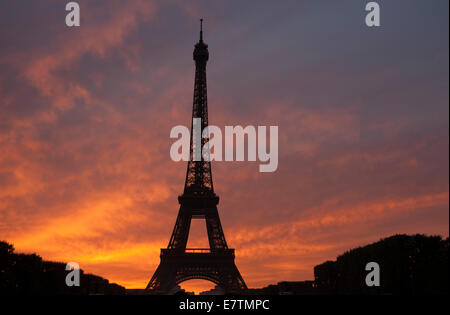 Eiffel-Turm gegen einen dramatischen Sonnenuntergang in Paris Stockfoto