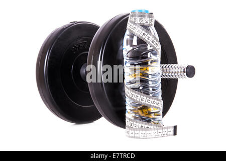 Wasser-Plastikflasche mit Maßband und Kurzhantel, Langhantel, isoliert auf weißem Hintergrund. Stockfoto