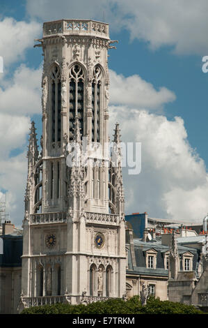 La Tour Saint-Jacques in Paris mit einem bewölkten & blauen Himmel im Hintergrund Stockfoto