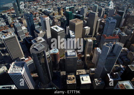 Blick hinunter auf Wolkenkratzer um Market Street, im Bankenviertel, Innenstadt von San Francisco, Kalifornien, USA - Antenne Stockfoto