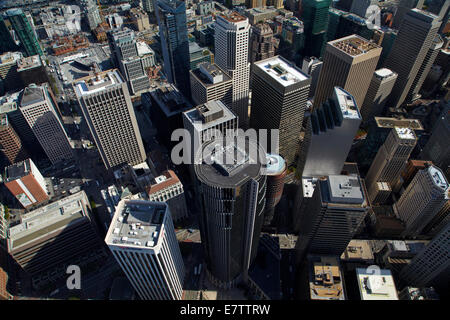 Blick hinunter auf Wolkenkratzer, Market Street, im Bankenviertel, Innenstadt von San Francisco, Kalifornien, USA - Antenne Stockfoto