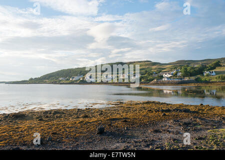 Ein Blick über Loch Dunvegan Isle Of Skye Scotland UK in Richtung Dunvegan zeigt die Stadt in der Ferne Stockfoto