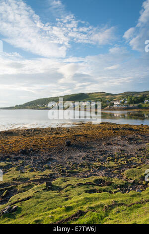 Ein Blick über Loch Dunvegan Isle Of Skye Scotland UK in Richtung Dunvegan zeigt die Stadt in der Ferne Stockfoto