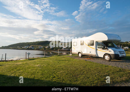 Ein Wohnmobil geparkt auf Kinloch Campingplatz am Rande des Loch Dunvegan Isle Of Skye Scotland UK Stockfoto