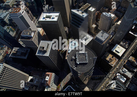 Blick hinunter auf Wolkenkratzer, Market Street, im Bankenviertel, Innenstadt von San Francisco, Kalifornien, USA - Antenne Stockfoto