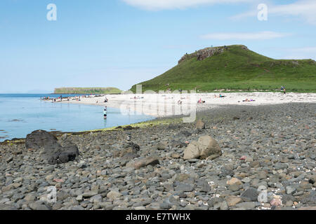 Menschen entspannen auf dem Claigan Korallen-Strand in der Nähe von Dunvegan Isle Of Skye Scotland UK Stockfoto