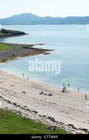 Menschen entspannen auf dem Claigan Korallen-Strand in der Nähe von Dunvegan Isle Of Skye Scotland UK Stockfoto