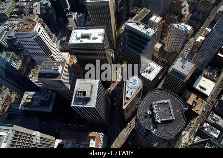 Blick hinunter auf Wolkenkratzer, Market Street, im Bankenviertel, Innenstadt von San Francisco, Kalifornien, USA - Antenne Stockfoto