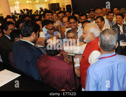 Bangalore, Indien. 24. Sep, 2014. Der indische Premierminister Narendra Modi (2. R Front) grüßt Wissenschaftler nach der Mars-Orbiter Raumsonde erfolgreich die Mars-Umlaufbahn in der Indian Space Research Organisation Telemetrie, Tracking und Befehl Netzwerk in Bangalore, Indien, 24. September 2014 eingegeben. Indien-Mittwoch scripted Geschichte durch das weltweit erste Land, Mars in seinem ersten Versuch zu erreichen. Bildnachweis: Indische Presse Information Bureau/Xinhua/Alamy Live-Nachrichten Stockfoto