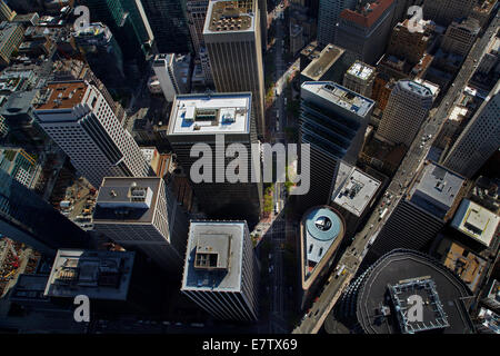 Blick hinunter auf Wolkenkratzer, Market Street und Pine Street, Bankenviertel, San Francisco, Kalifornien, USA, Antenne Stockfoto