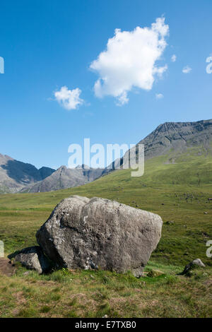 Ein Blick auf die Berge Cullin mit einem großen Felsbrocken in den Vordergrund, Isle Of Skye Scotland UK Stockfoto