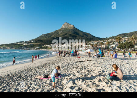 Menschen am Strand von Camps Bay, Löwenkopf im Hintergrund, Cape Town, Südafrika Stockfoto