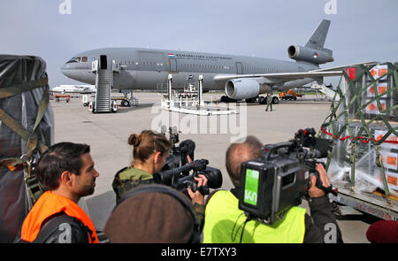 Schkeuditz, Deutschland. 24. September 2014. Eine Art Douglas KC-10 Transportflugzeuge der niederländischen Luftwaffe ist vollgepackt mit Waffen am Flughafen Halle/Leipzig in Schkeuditz, Deutschland, 24. September 2014. Diese Lieferung von Panzerfäusten, Gewehre und Munition markiert den Beginn der deutschen Waffenlieferungen für die Bekämpfung der Terrorgruppe islamischer Staat (IS) im Irak. er deutsche Streitkräfte. Bildnachweis: Dpa picture Alliance/Alamy Live News Stockfoto