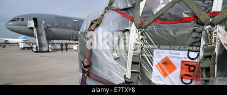 Schkeuditz, Deutschland. 24. September 2014. Eine Art Douglas KC-10 Transportflugzeuge der niederländischen Luftwaffe ist vollgepackt mit Waffen am Flughafen Halle/Leipzig in Schkeuditz, Deutschland, 24. September 2014. Diese Lieferung von Panzerfäusten, Gewehre und Munition markiert den Beginn der deutschen Waffenlieferungen für die Bekämpfung der Terrorgruppe islamischer Staat (IS) im Irak. er deutsche Streitkräfte. Bildnachweis: Dpa picture Alliance/Alamy Live News Stockfoto