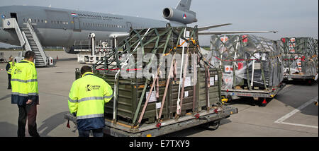 Schkeuditz, Deutschland. 24. September 2014. Eine Art Douglas KC-10 Transportflugzeuge der niederländischen Luftwaffe ist vollgepackt mit Waffen am Flughafen Halle/Leipzig in Schkeuditz, Deutschland, 24. September 2014. Diese Lieferung von Panzerfäusten, Gewehre und Munition markiert den Beginn der deutschen Waffenlieferungen für die Bekämpfung der Terrorgruppe islamischer Staat (IS) im Irak. er deutsche Streitkräfte. Bildnachweis: Dpa picture Alliance/Alamy Live News Stockfoto