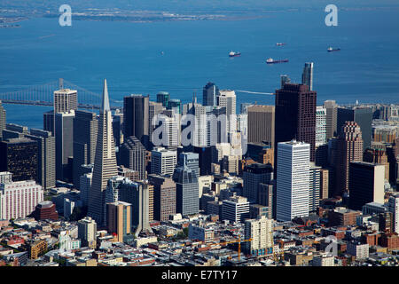 Die Innenstadt von San Francisco und Schiffe in San Francisco Bay, Kalifornien, USA - Antenne Stockfoto