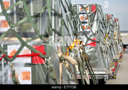 Schkeuditz, Deutschland. 24. September 2014. Boxen mit Waffen und Munition warten auf einen Typ Douglas KC-10 Transportflugzeuge der niederländischen Luftwaffe am Flughafen Halle/Leipzig in Schkeuditz, Deutschland, 24. September 2014 werden. Diese Lieferung von Panzerfäusten, Gewehre und Munition markiert den Beginn der deutschen Waffenlieferungen für die Bekämpfung der Terrorgruppe islamischer Staat (IS) im Irak. Bildnachweis: Dpa picture Alliance/Alamy Live News Stockfoto