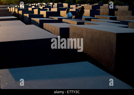 Berlin, Deutschland. 23. Sep, 2014. Die untergehende Sonne bescheint die Stele des Denkmals für die ermordeten Juden Europas in Berlin, Deutschland, 23. September 2014. Foto: MAURIZIO GAMBARINI/DPA/Alamy Live-Nachrichten Stockfoto