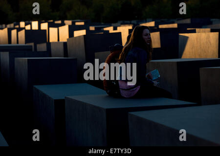 Berlin, Deutschland. 23. Sep, 2014. Die untergehende Sonne bescheint die Stele des Denkmals für die ermordeten Juden Europas in Berlin, Deutschland, 23. September 2014. Foto: MAURIZIO GAMBARINI/DPA/Alamy Live-Nachrichten Stockfoto