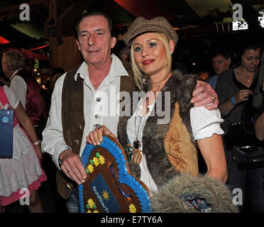 München, Deutschland. 23. Sep, 2014. München, Deutschland. 23. September 2014. Sänger Stefan Zauner und Frau Petra besuchen die "Promi-Wiesn-Meeting 2014" organisiert von der Mainstream Media AG auf dem 181. Oktoberfest in München, 23. September 2014. © Dpa picture-Alliance/Alamy Live News Bildnachweis: Dpa/Alamy Live-Nachrichten Stockfoto