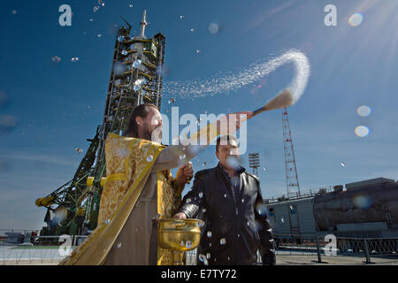 Ein russisch-orthodoxer Priester segnet die Sojus-Rakete auf der Startrampe in Baikonur Kosmodrom 24. September 2014 in Kasachstan.  Starten Sie von der ist für den 26. September geplant und werden weiter eine fünf und eine Hälfte Monat Mission auf der internationalen Raumstation ISS Expedition 41 Besatzung. Stockfoto