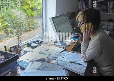 Eine Frau, die von zu Hause aus arbeiten Stockfoto